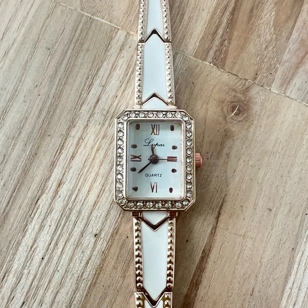 Ladies rose gold tone white enamel bracelet fashion watch NEW BATTERY